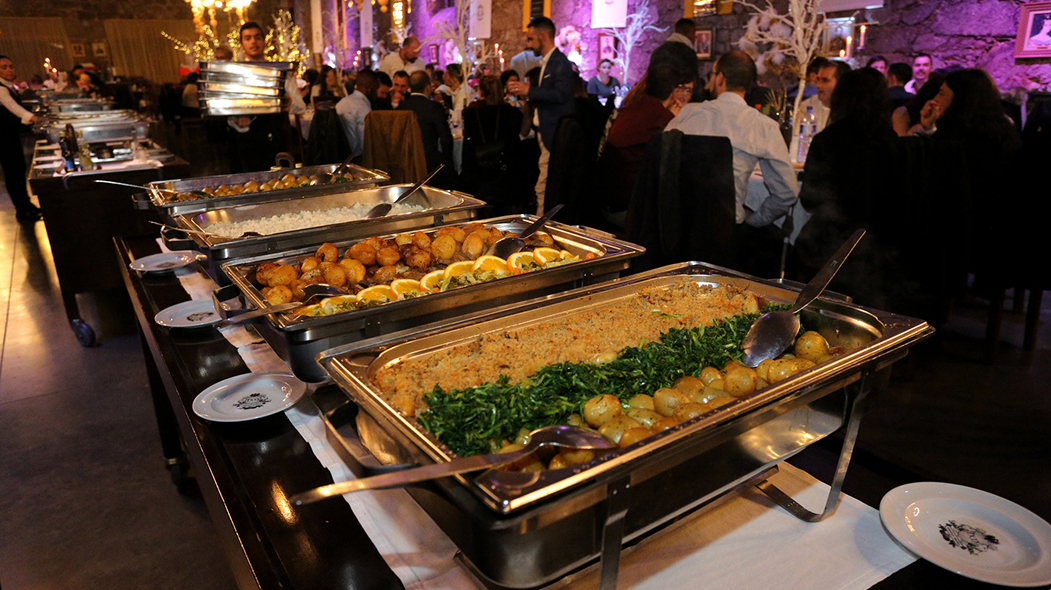 Prato de bacalhau tradicional servido à mesa